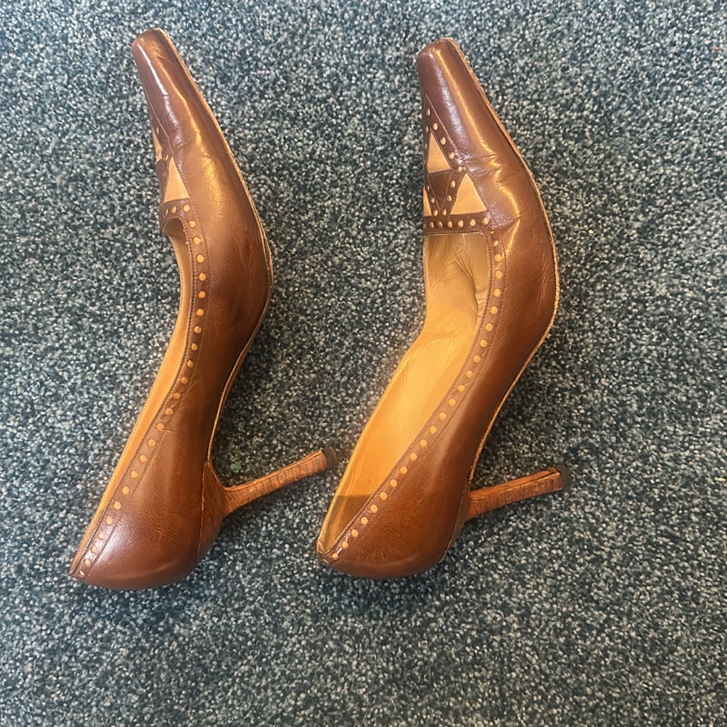Manolo Blahnik 39.5 Brown Tan Leather Women's Shoes Heels Pumps
